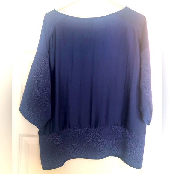 Blue polyester too with detailing, size M, really nice! - Picture 2 of 4